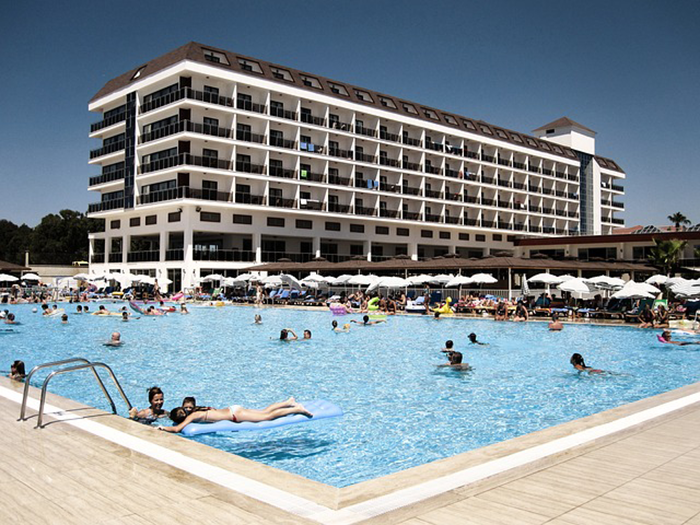 swimming-pool-595728_640