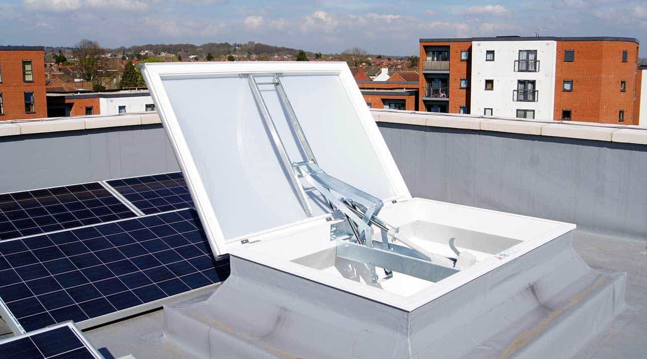 Em-Vent is a high-performance flat-roof smoke vent, fully certified to BS EN12101-2 and designed for commercial, leisure, retail and residential developments and refurbishments.
