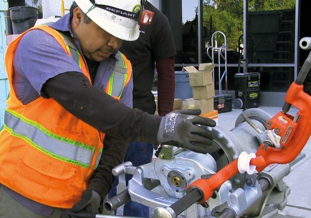 The RG2100 provides a fast, mess-free alternative to threading 1” pipe by completing the pipe end preparation process in under 35 seconds.