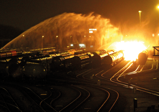 Ethanol-wagon on fire at Kijfhoek: how to be effective on a large distance.