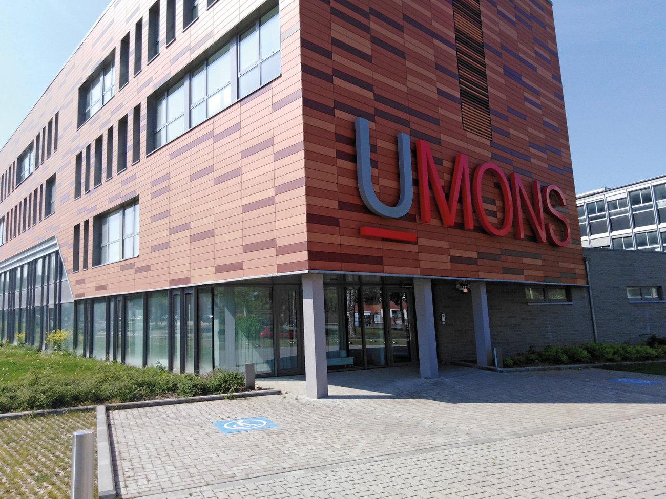 The University of Mons implantations.
