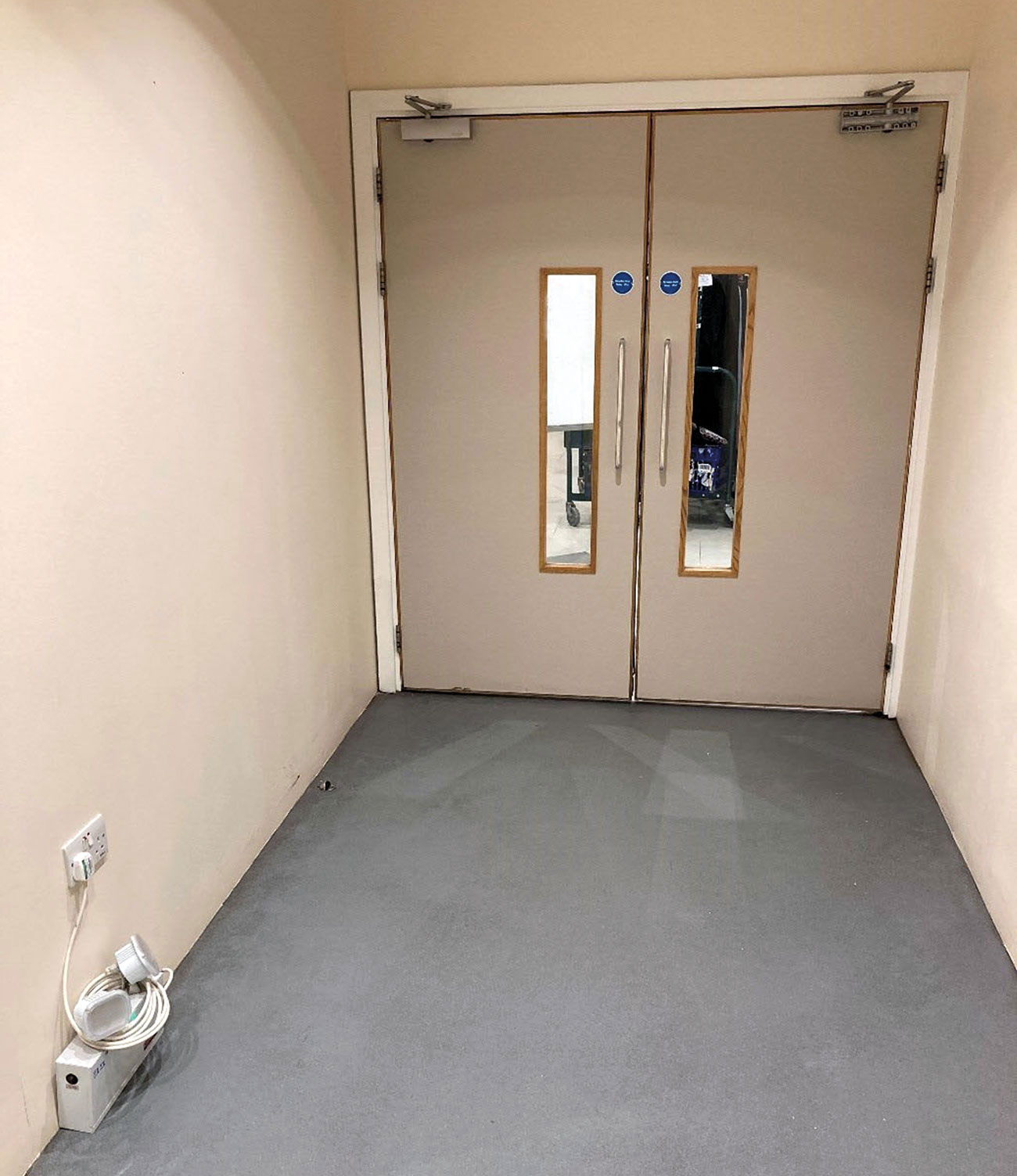 An example of non-compliant emergency lighting in a UK building.