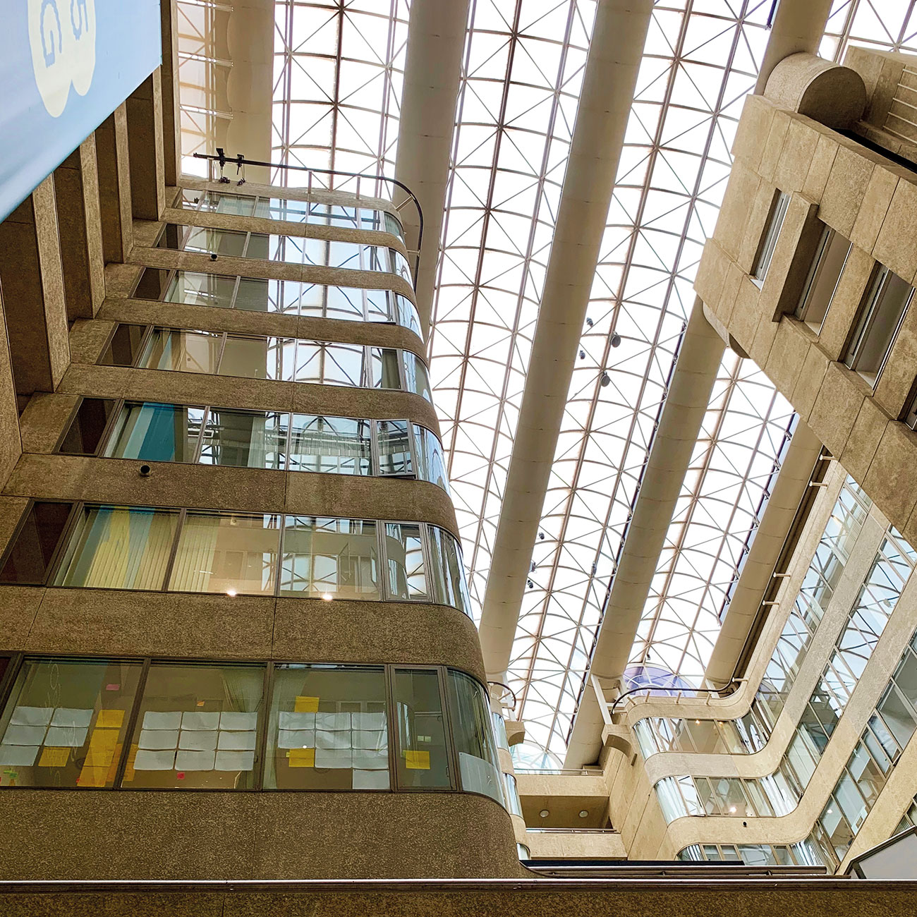 For special architectural features such as atria and large open spaces, advanced smoke detection technology like VESDA VEA minimizes costs and detects smoke at the earliest possible stage from flexibly placed, concealable sampling points.