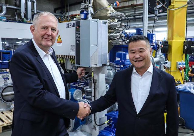 Curreny CEO Henrik Sørensen shakes hands with DESMI's new CEO Humphrey Lau. (DESMI)