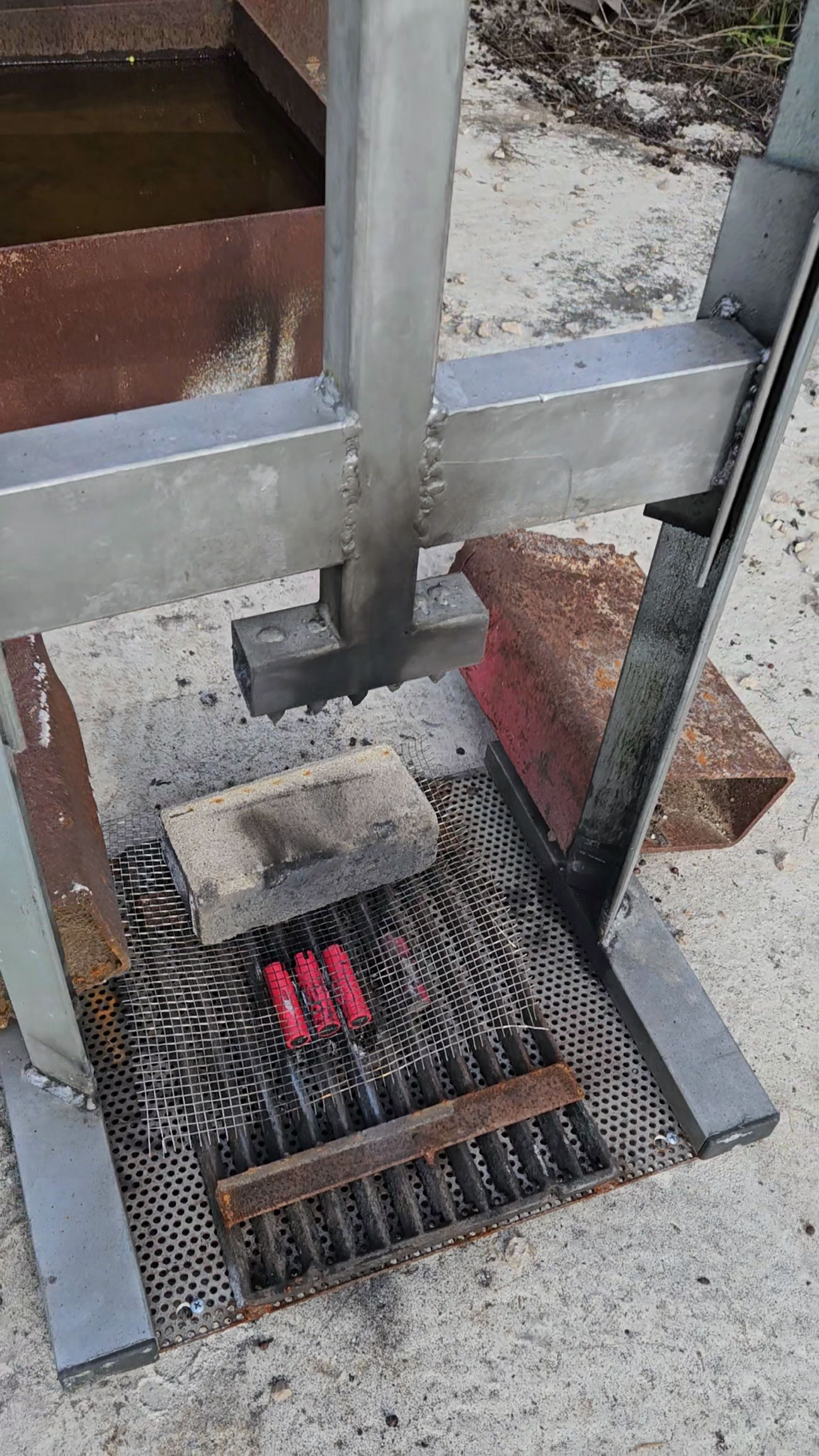 Figure 2: Guillotine with saw-like blade.