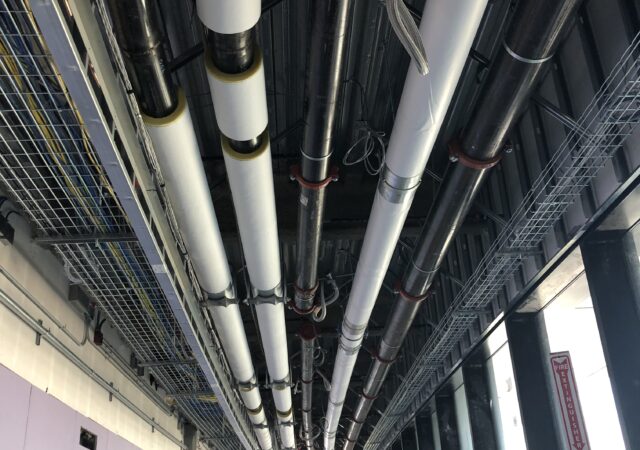 Victaulic flexible couplings provided the necessary angular deflection on long pipe runs in the curved building – a cost-effective and time-saving solution for a unique project challenge.